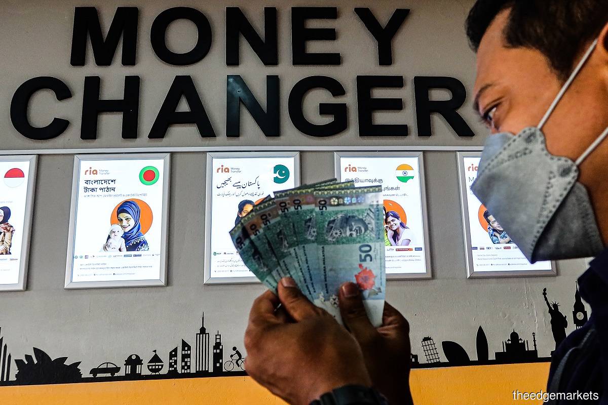 The ringgit was, however, traded mixed against a basket of major currencies. (Photo by Zahid Izzani Mohd Said/The Edge)
